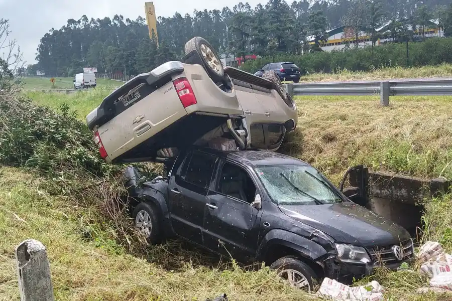 Una camioneta terminó arriba de otra en un accidente en Los Nogales