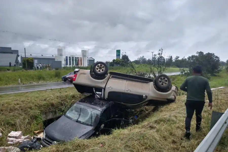 Una camioneta terminó arriba de otra en un accidente en Los Nogales