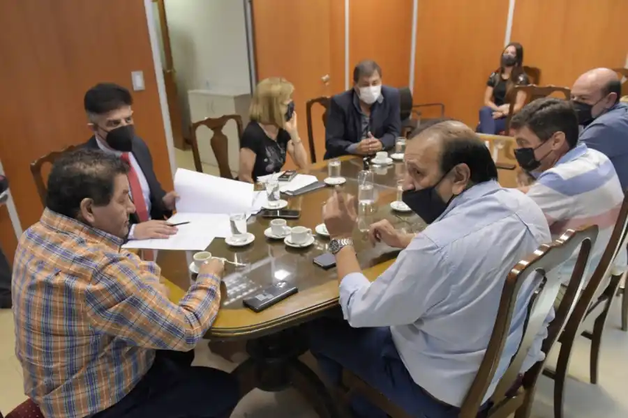 EN REUNIÓN. La comisión de Asuntos Municipales emitió los dictámenes, bajo la presidencia de Orellana. Foto: Prensa HLT