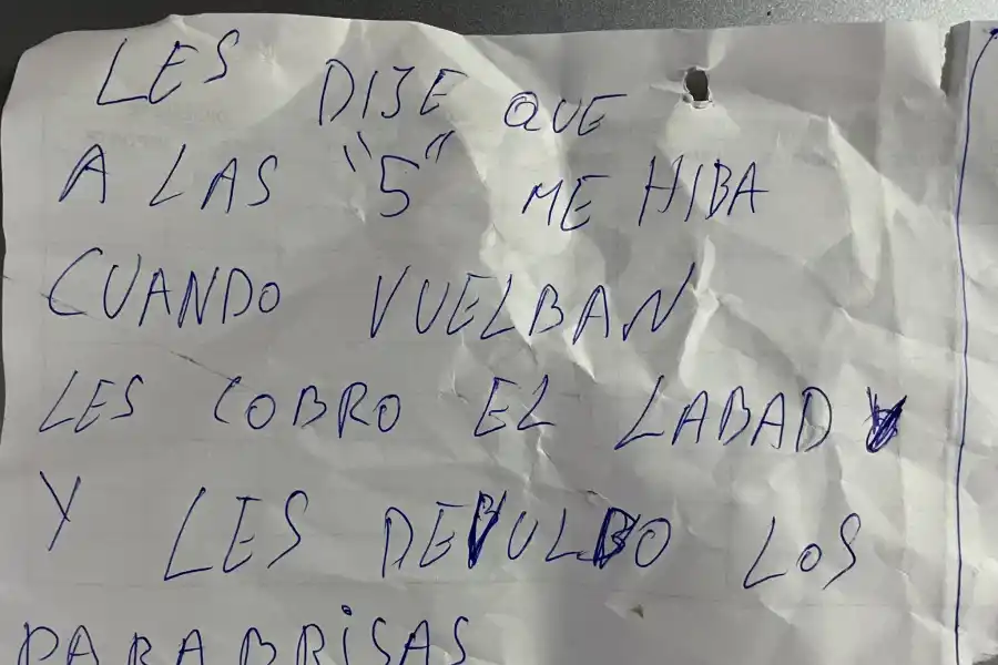 No le pagó a tiempo a un “trapito” y le sacó el parabrisas