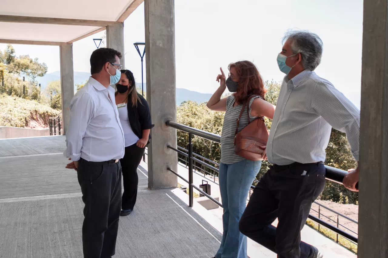 EN UNA ACTIVIDAD OFICIAL. Cerviño, junto al ministro Yedlin y a otras funcionarias, en un recorrido. Foto Comunicación Pública