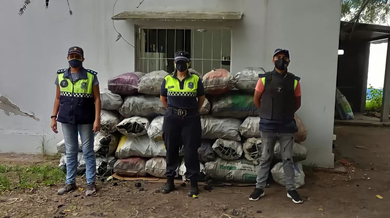 CARBÓN SECUESTRADO. Las bolsas con los 625 kilos fueron llevadas a una comisaría. Foto: Prensa Ministerio de Seguridad