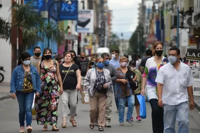 Ómicron: el Gobierno da pistas para reconocer una infección, mientras bajan los contagios