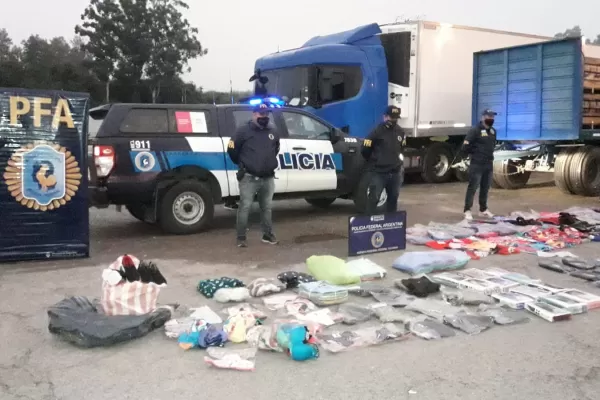 Las Talitas: un colectivo que transportaba mercadería ilegal intentó evadir un control policial