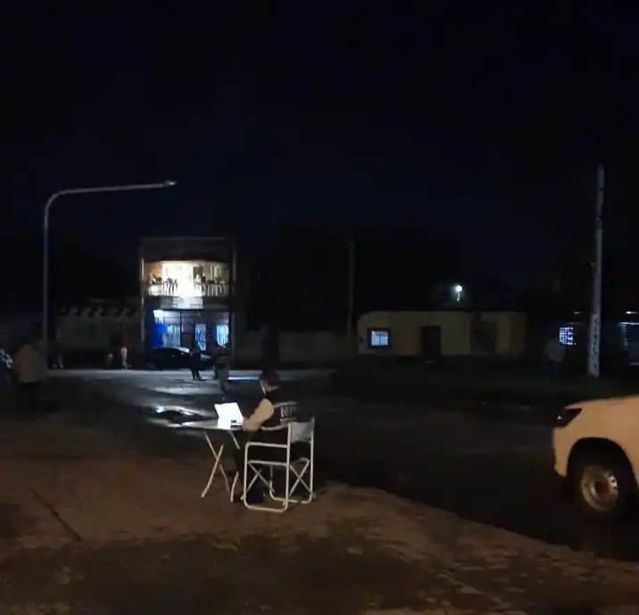 ACTUACIONES. Un funcionario judicial documenta la información obtenida, en el lugar del hecho. Foto: Prensa MPF