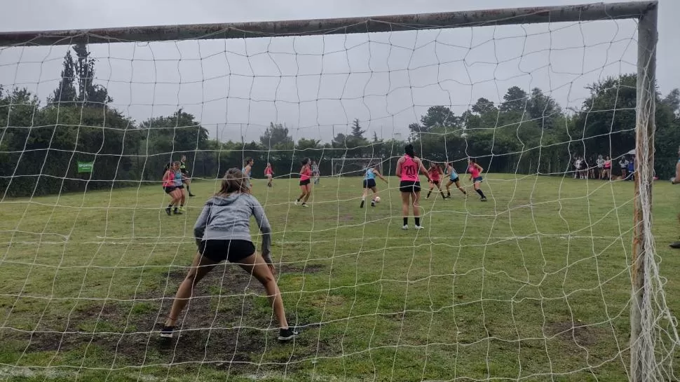 PASADO POR AGUA. Así se disputó el primer partido de fútbol femenino de las Intervillas 2022, en el club Tafí del Valle. 