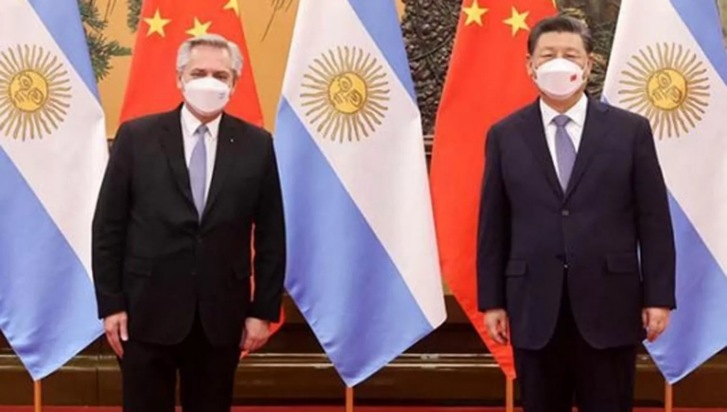 EN BEIJING. Alberto Fernández junto a Xi Jinping, en el encuentro que mantuvieron hoy en China.