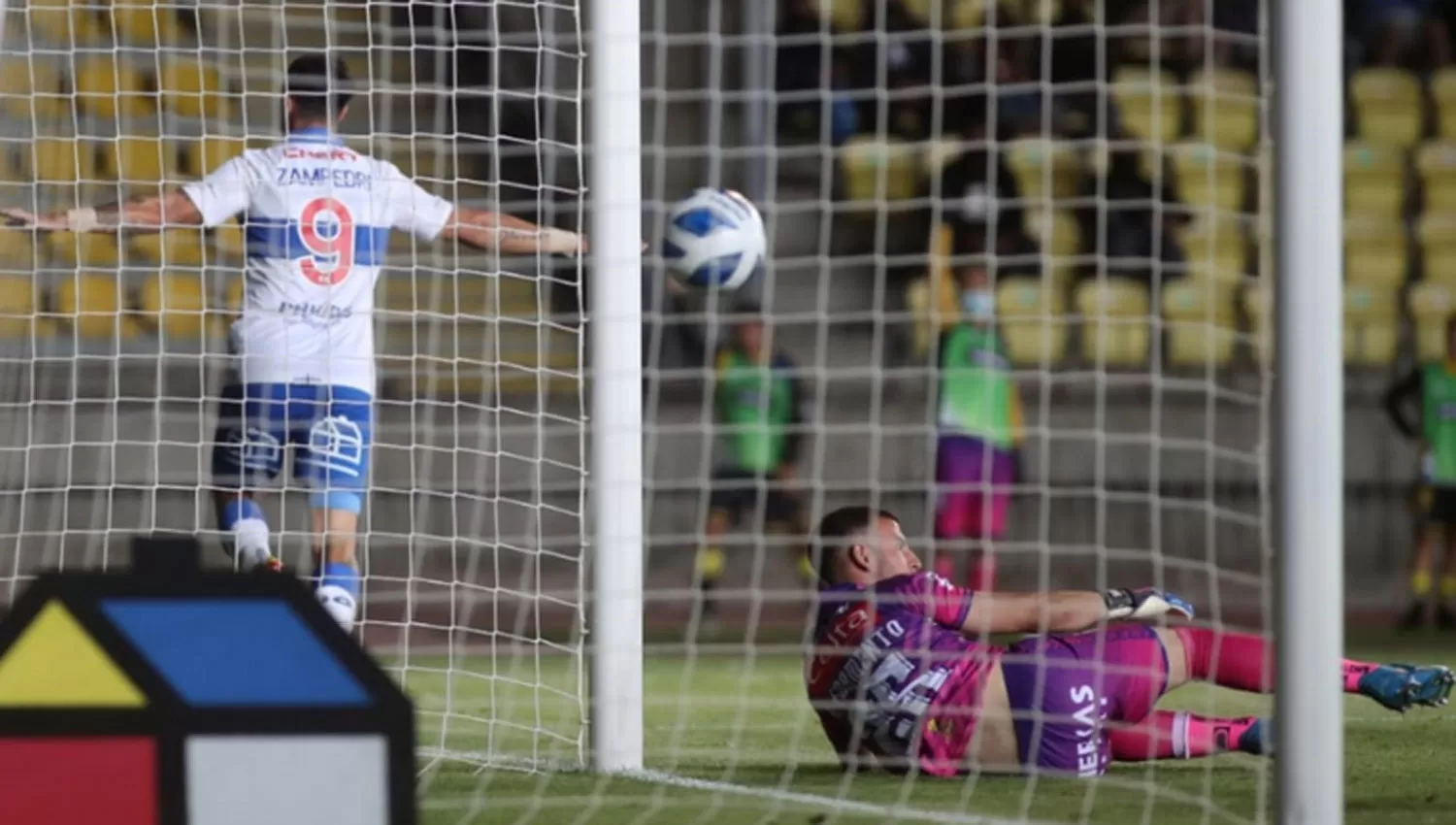 INFALIBLE. Zampedri anotó de penal su primer gol de la noche ante Coquimbo.