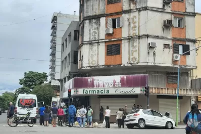 Una ambulancia y un auto chocaron en la esquina de San Martín y Catamarca
