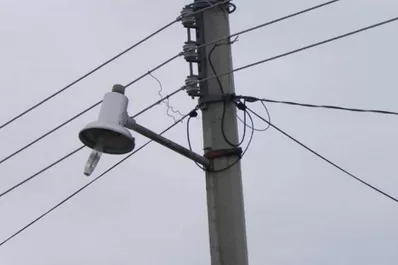 Quiso robar cables de un poste, se electrocutó y quedó colgado durante dos horas
