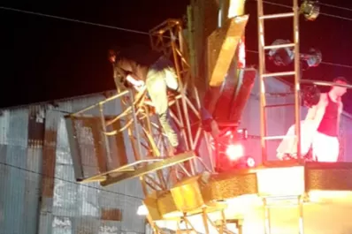 Carnaval de Gualeguaychú: Se desplomó una grúa y hay dos heridos graves