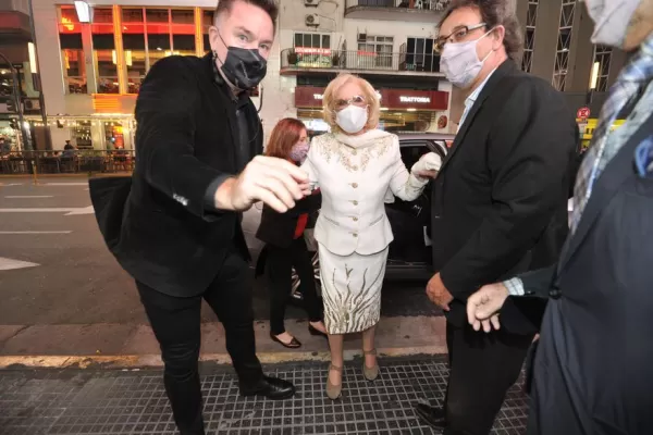 Mirtha Legrand fue al teatro y fue ovacionada por el público