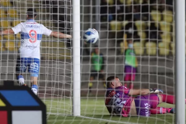 Zampedri anotó dos goles en la victoria de Católica en Chile