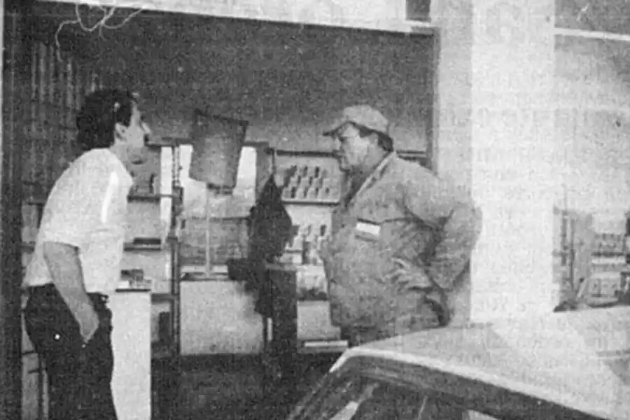 ENTREVISTA. El periodista Mario Escobar dialoga con un playero de la estación de servicios.