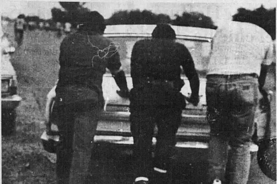 FUERZA. Los investigadores empujan el móvil que utilizaban para que pueda arrancar.