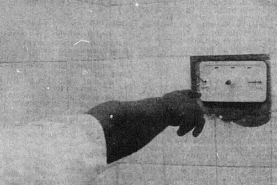 EL LUGAR EXACTO. El depósito del sanitario donde los secuestradores dejaron la carta para la familia.