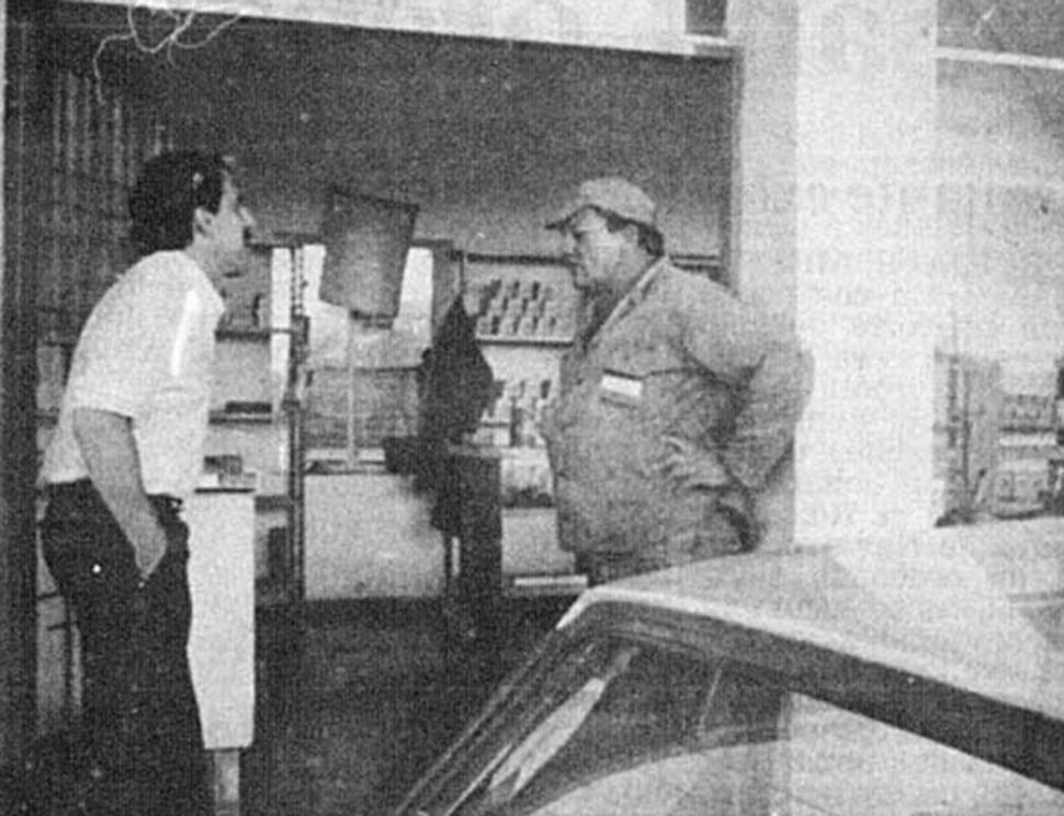 ENTREVISTA. El periodista Mario Escobar dialoga con un playero de la estación de servicios.