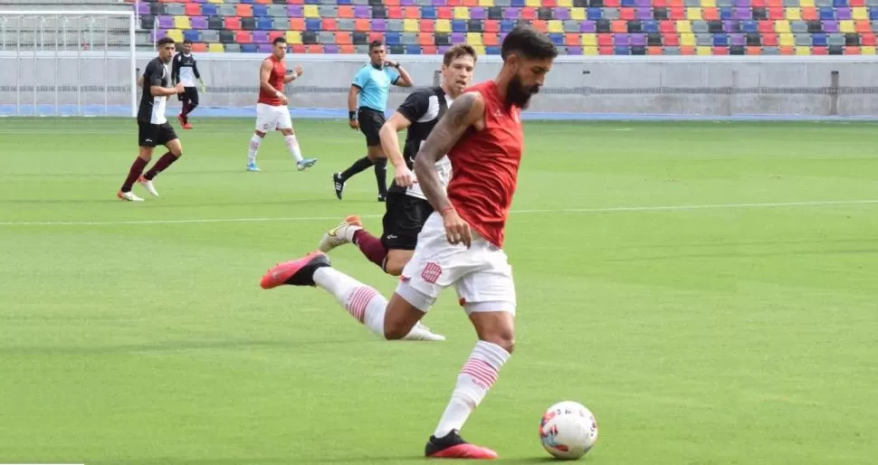 MUY BUEN NIVEL. Juan Orellana es uno de los mejores valores que mostró el equipo durante la pretemporada. Si bien corre desde atrás, el central aspira a ganarse un lugar en el equipo que jugará el torneo. 