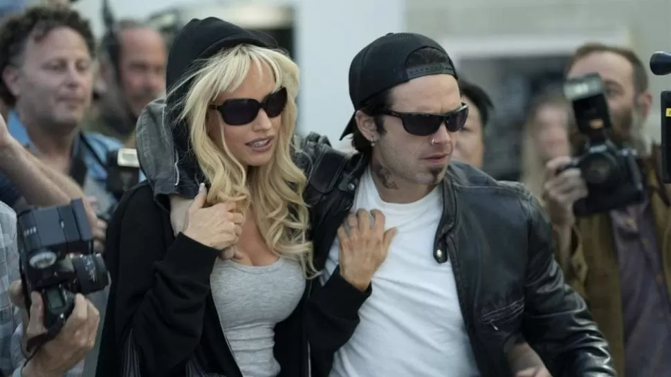 CULTURA POP. La serie recrea la vida de Pamela Anderson y Tommy Lee, los excesos que vivía la pareja en esa época y los límites de la intimidad. 