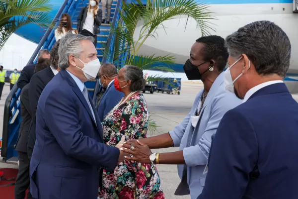 Alberto Fernández arribó a Barbados, donde mañana se reunirá con la primera ministra