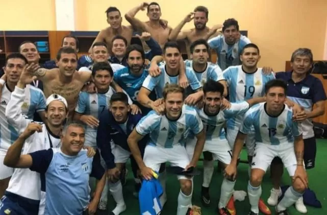 RESUMEN PERFECTO. Jugadores e hinchas vivieron su propia odisea y el resultado fue esta foto: futbolistas sonriendo, vistiendo la camiseta de la selección argentina luego de ganar 1-0 en la altura de Quito. 