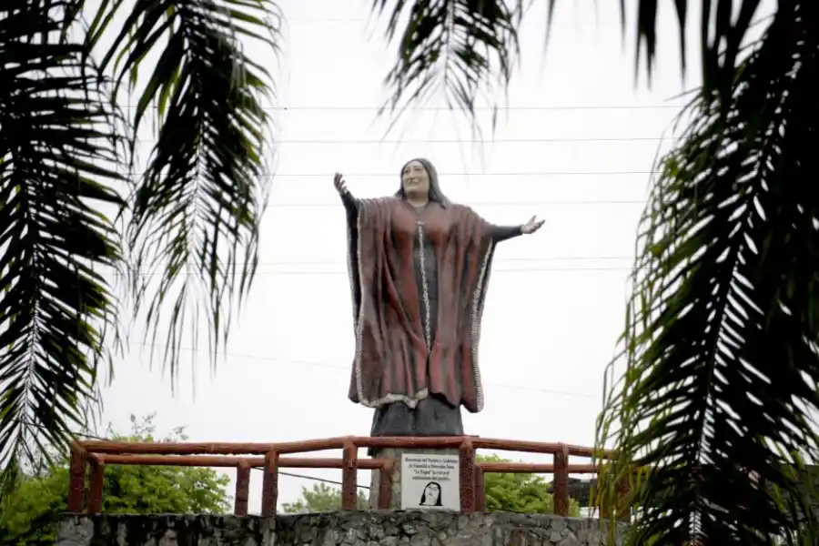 EMBLEMA FOLKLÓRICO. Monumento a Mercedes “la Negra” Sosa.  