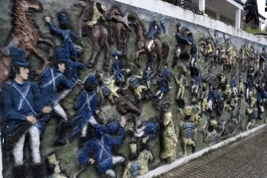 CONMEMORACIÓN. Mural que representa la Batalla de Tucumán. 