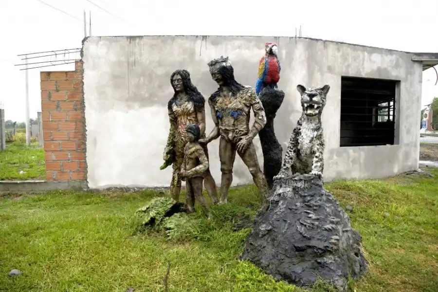 COMUNIDAD INDÍGENA. Escultura de los pueblos originarios.