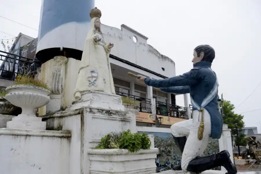 DEVOCIÓN. Manuel Belgrano entregando el Bastón de Mando a la Virgen de la Merced.