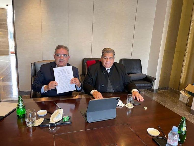 EN CHINA. El gobernador catamarqueño Jalil, junto al representante de la empresa PowerChina. Foto Tomada de El Ancasti