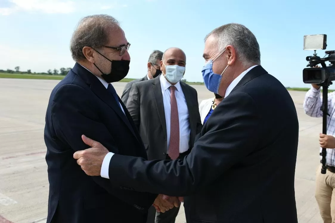 BIENVENIDO. Jaldo saluda al embajador argentino en EEUU, Jorge Argüello, acompañado por Manzur. Foto: Prensa Gobernación