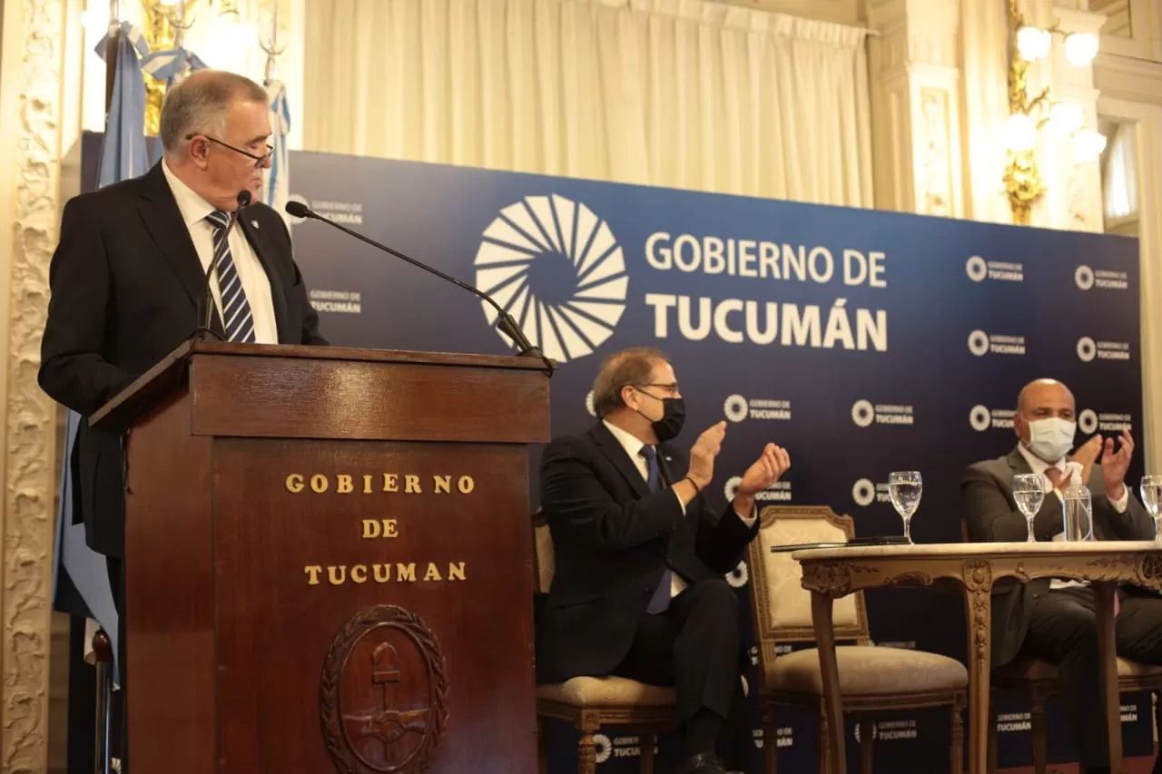 EN CASA DE GOBIERNO. Jaldo brinda un discurso, acompañado por Argüello y por Manzur en el estrado. Foto: Prensa Gobernación