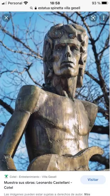 BRONCE AL AIRE LIBRE. La estatua de Luis Alberto Spinetta en una curva de la avenida 3 en Villa Gesell. 