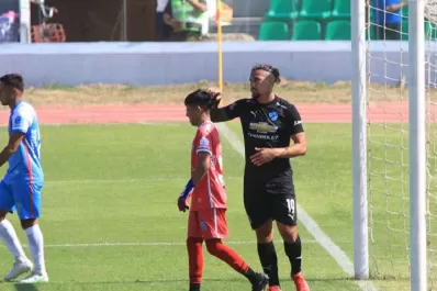 Debutó con 16 años y recibió siete goles: los rivales lo consolaron
