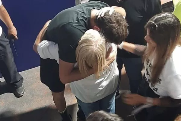 Del Potro: el primer abrazo tras la despedida, para su mamá