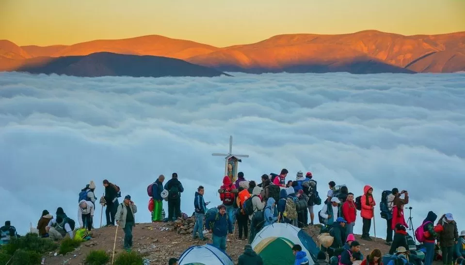 Peregrinos junto a la Virgen de Punta Corral, en Jujuy.