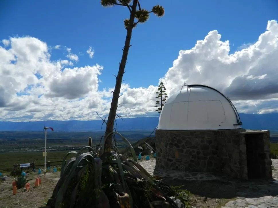 AMPIMPA. Ubicada a 2.500 metros de altura sobre el nivel del mar, es conocida por sus privilegiados cielos despejados, ideales para la realización de observaciones y estudios astronómicos desde el gran Observatorio. 