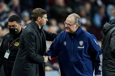 Leeds de Bielsa rescató un empante ante Aston Villa de Dibu Martínez en un show de goles