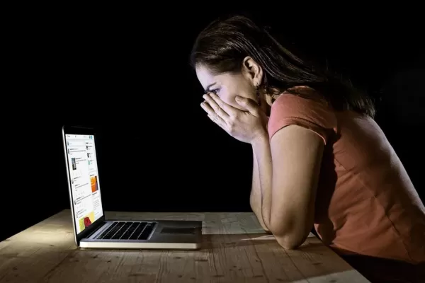 En todo el mundo, el 55% de mujeres y niñas vivió situaciones de riesgo en Internet