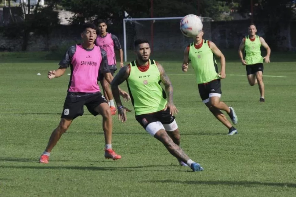 LA MENTE EN EL SÁBADO. El plantel “santo” sigue trabajando con todo a la espera del duelo contra Temperley. Al igual que ayer, la práctica de hoy será por la mañana. Twitter@casmoficial