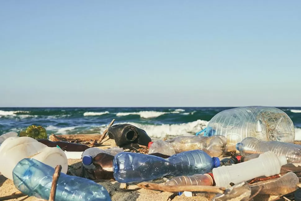 CONTAMINACIÓN EN AUMENTO. Los residuos de plástico ahogan los mares de todo el planeta. ARCHIVO LA GACETA 