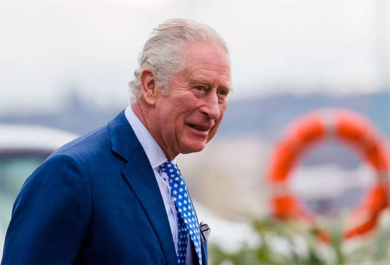 El príncipe Carlos se contagió de coronavirus y la reina Isabel es contacto estrecho