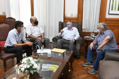 Jaldo recibió a una agrupación de paracaidistas que quiere romper un récord en Tucumán