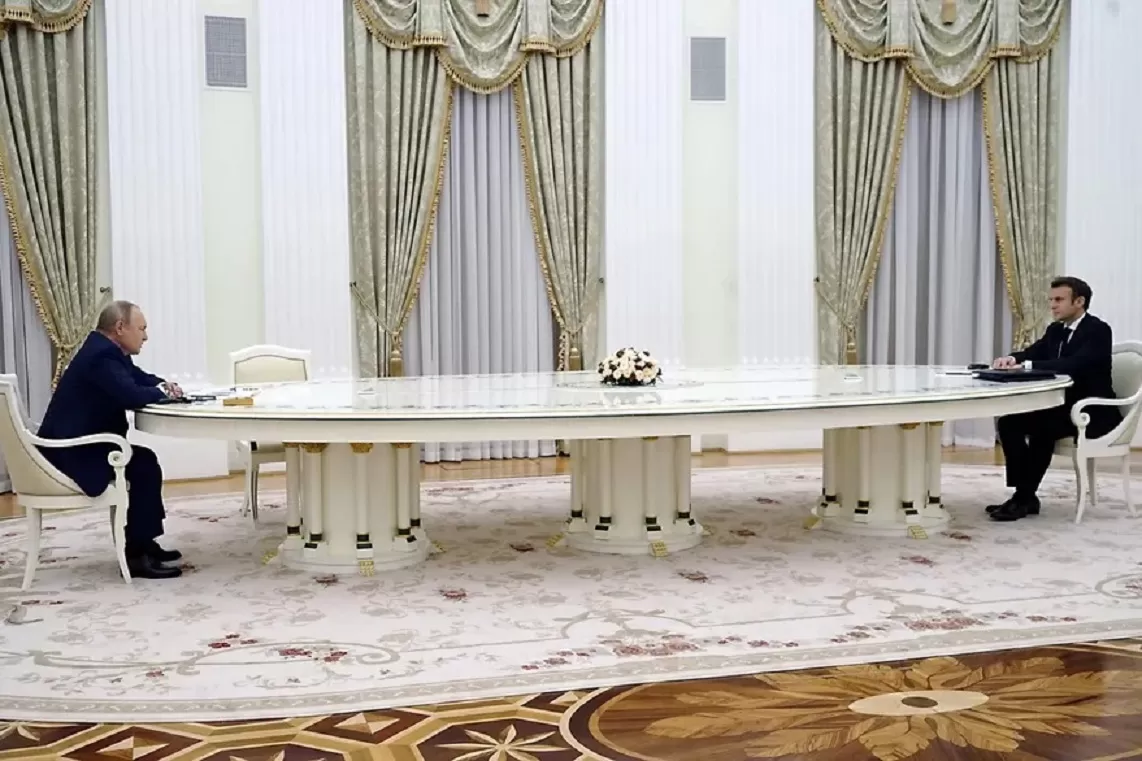 EN MOSCÚ. Putin y Macron, a una larga distancia, pese a ser los únicos sentados a la mesa. Foto: Agencia Sputnik