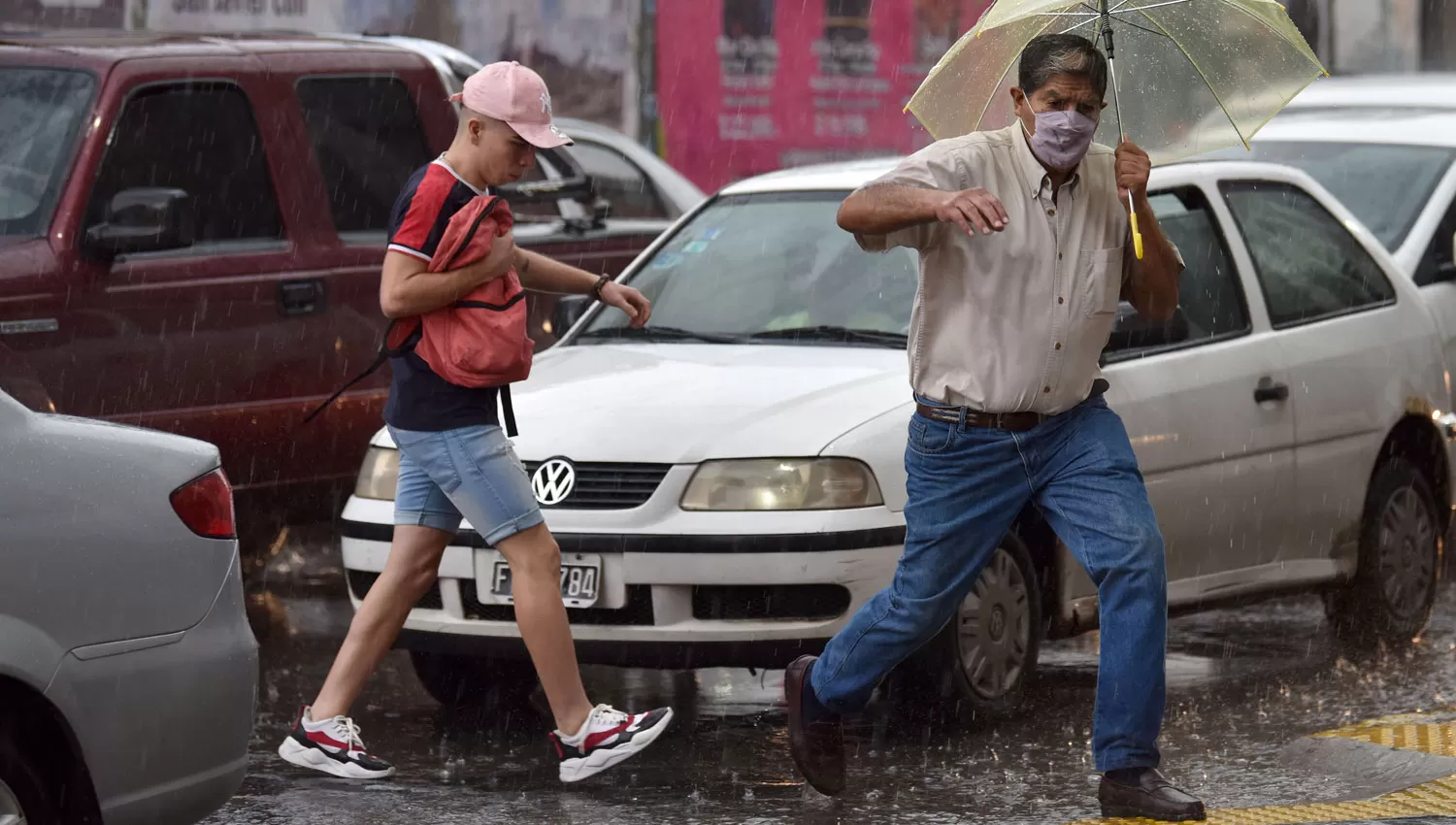 PRECAUCIÓN. Las fuertes tormentas del verano tucumano pueden anegar calles en pocos minutos.