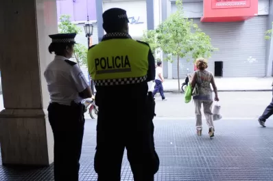 Detienen a un ladrón que intentaba llevarse la mochila de un joven