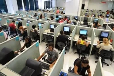 Solapamiento salarial: un call center deberá indemnizar a una ex empleada por pagarle de menos
