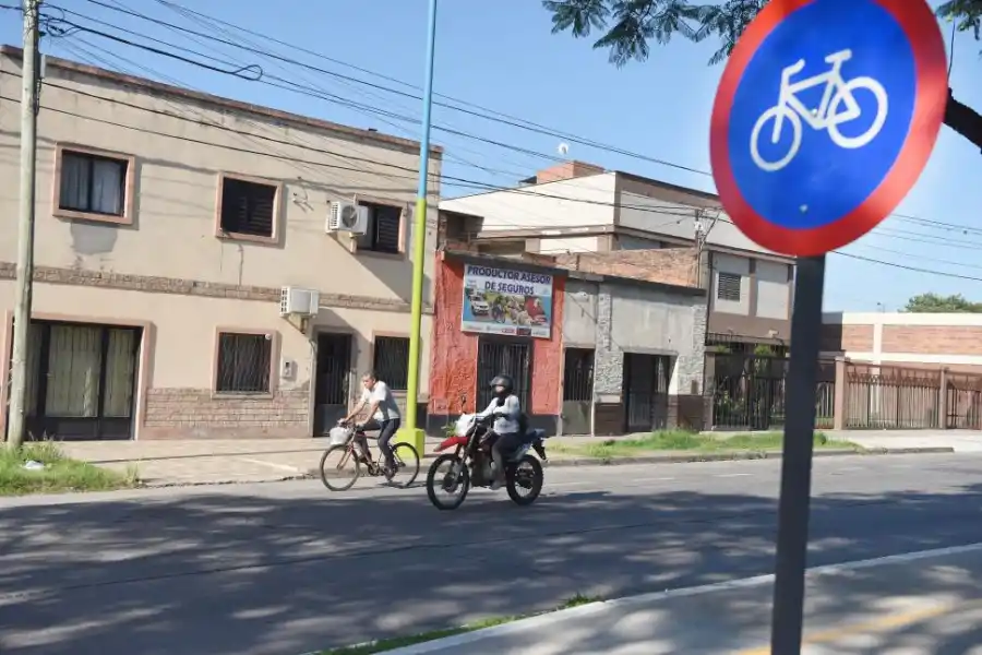 POR EL CAMINO INCORRECTO. La foto es una prueba del desaprovechamiento que en muchos casos padecen las bicisendas. El ciclista marcha por la avenida Kirchner, junto a la moto, desentendido del paseo que a pocos metros se construyó para su exclusivo servicio.