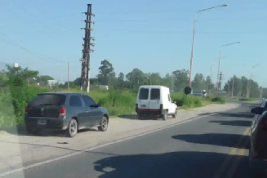 POR LA BANQUINA. Los conductores acortan camino sin respetar las reglas de tránsito.