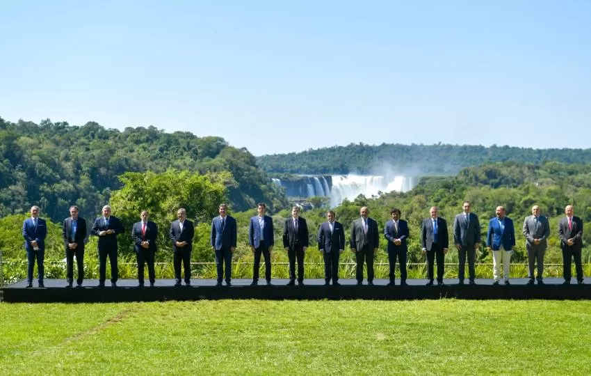 FOTO OFICIAL. Los mandatarios posaron junto a las autoridades nacionales con las Cataratas del Iguazú a sus espaldas antes del encuentro.  